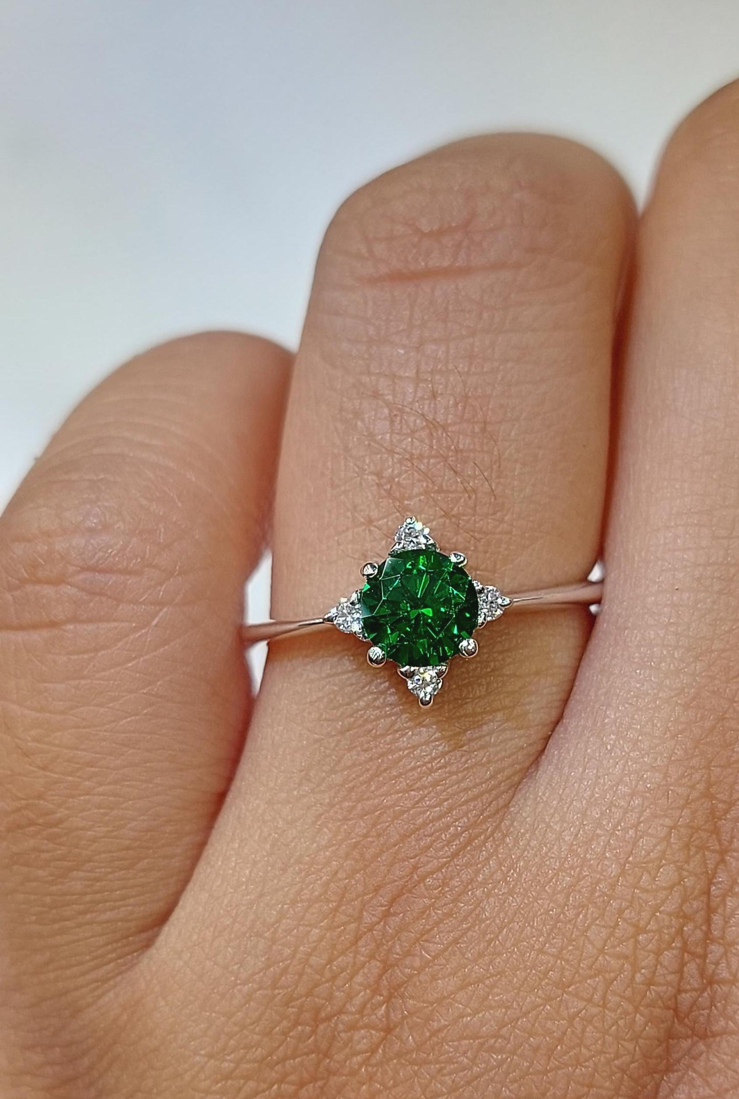 1.1 Karat runder Labor-Diamant, Smaragd-Verlobungsring Round cut Moissanite engagement ring in 935er Argentium Silber — custom handcrafted by Forever For Love