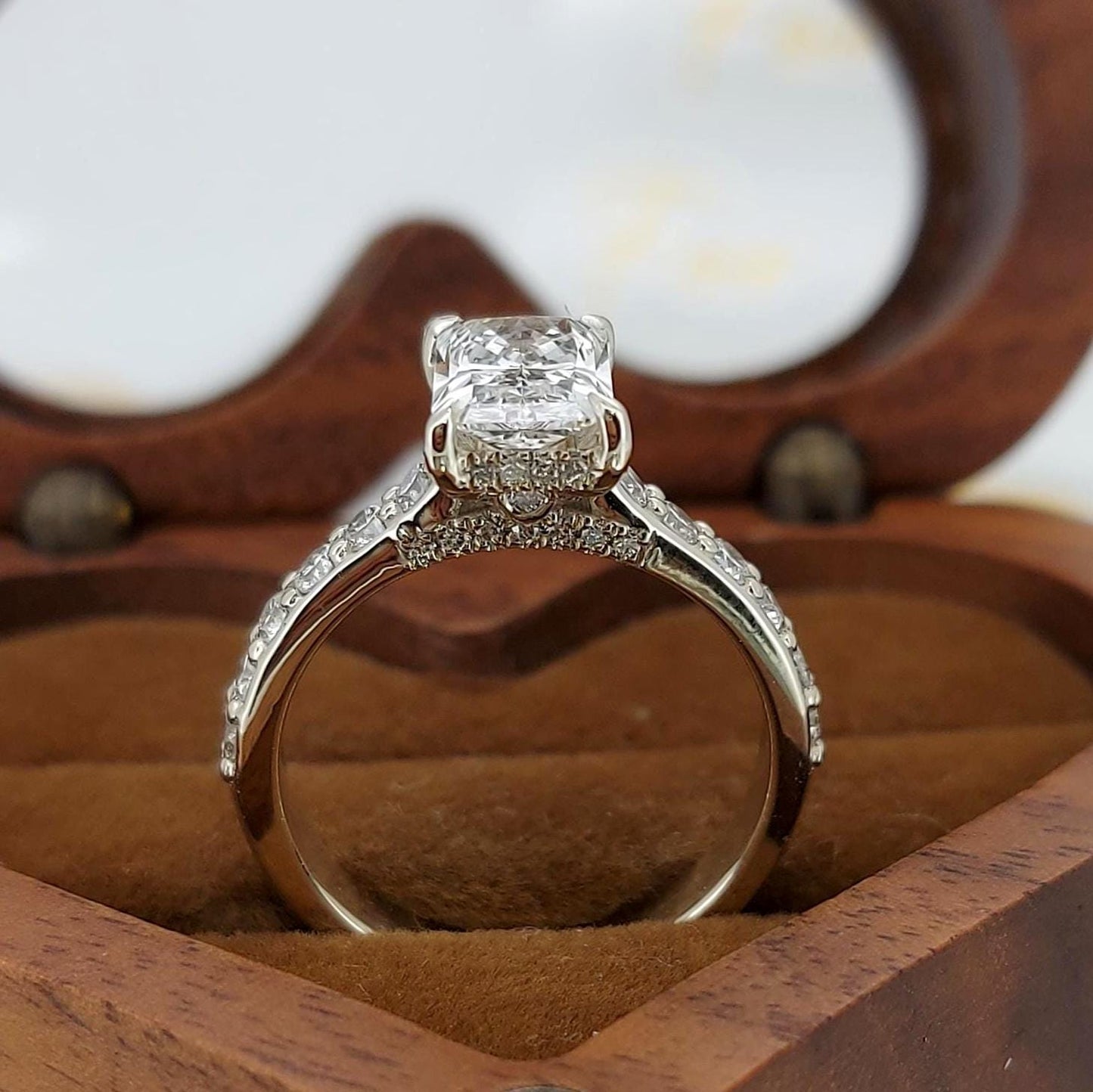 Bague de fiançailles auréolée de diamants de laboratoire taille radiant Radiant cut 1Ct Moissanite taille brillant engagement ring in Gold or Platinum — custom handcrafted by Forever For Love