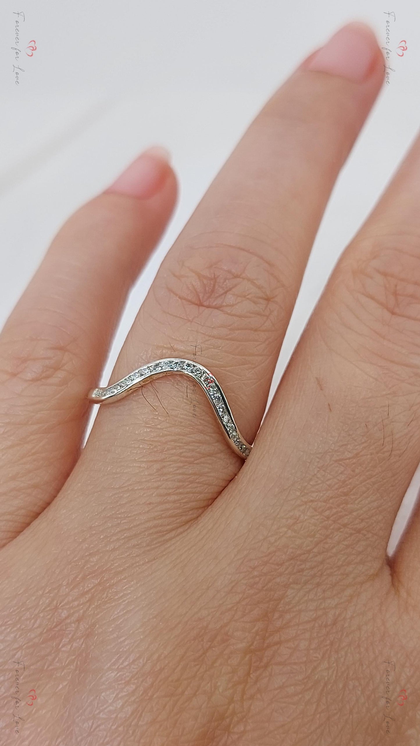 Massiver goldener, geschwungener Halbellanzring, stapelbarer Ehering mit britischer Punze – Diamant-Ehering – passender Ehering Round cut Moissanite engagement ring in 935 Argentium Silber — custom handcrafted by Forever For Love