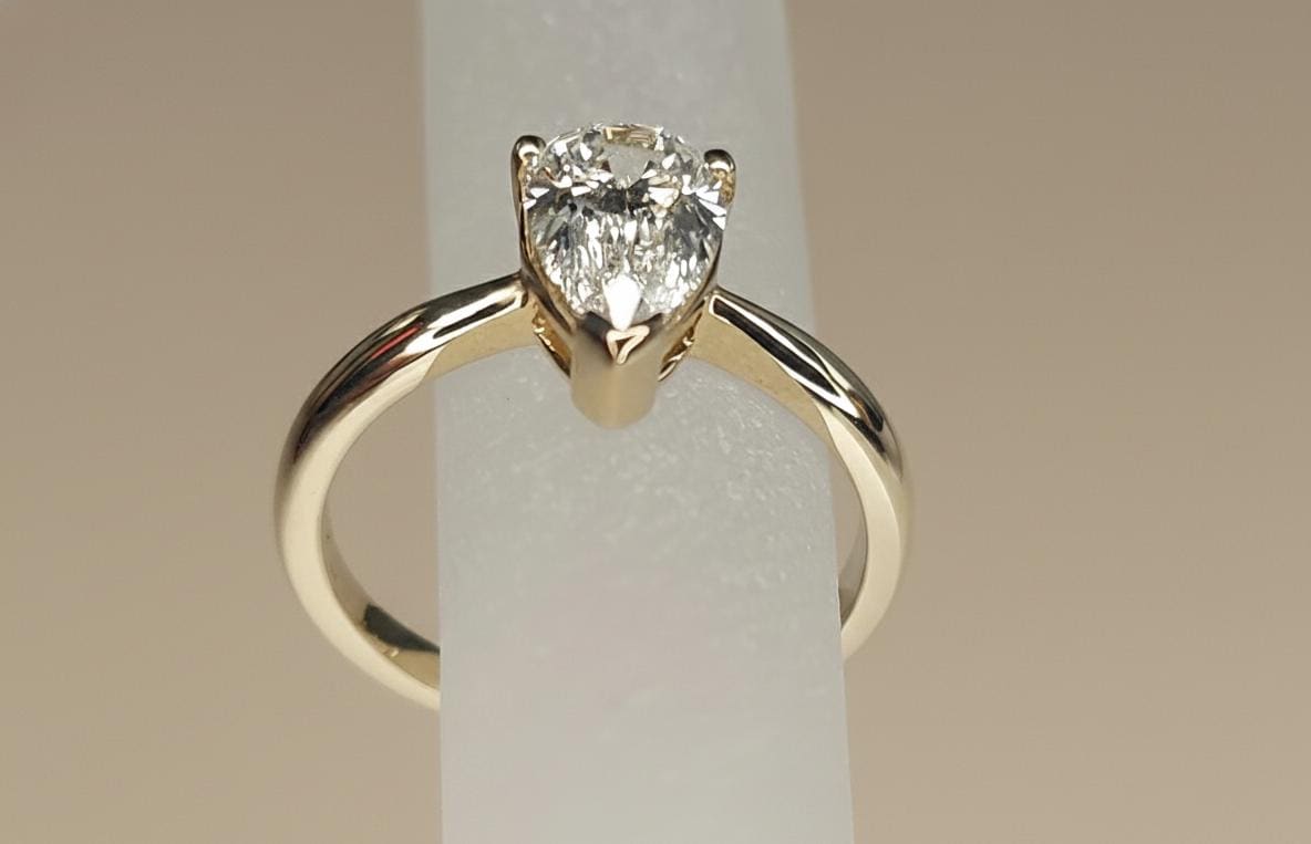 Bague de fiançailles poire 1,25 carat en diamant de laboratoire Pear cut 1Ct Moissanite Taille Brillant engagement ring in Gold or Platinum — custom handcrafted by Forever For Love