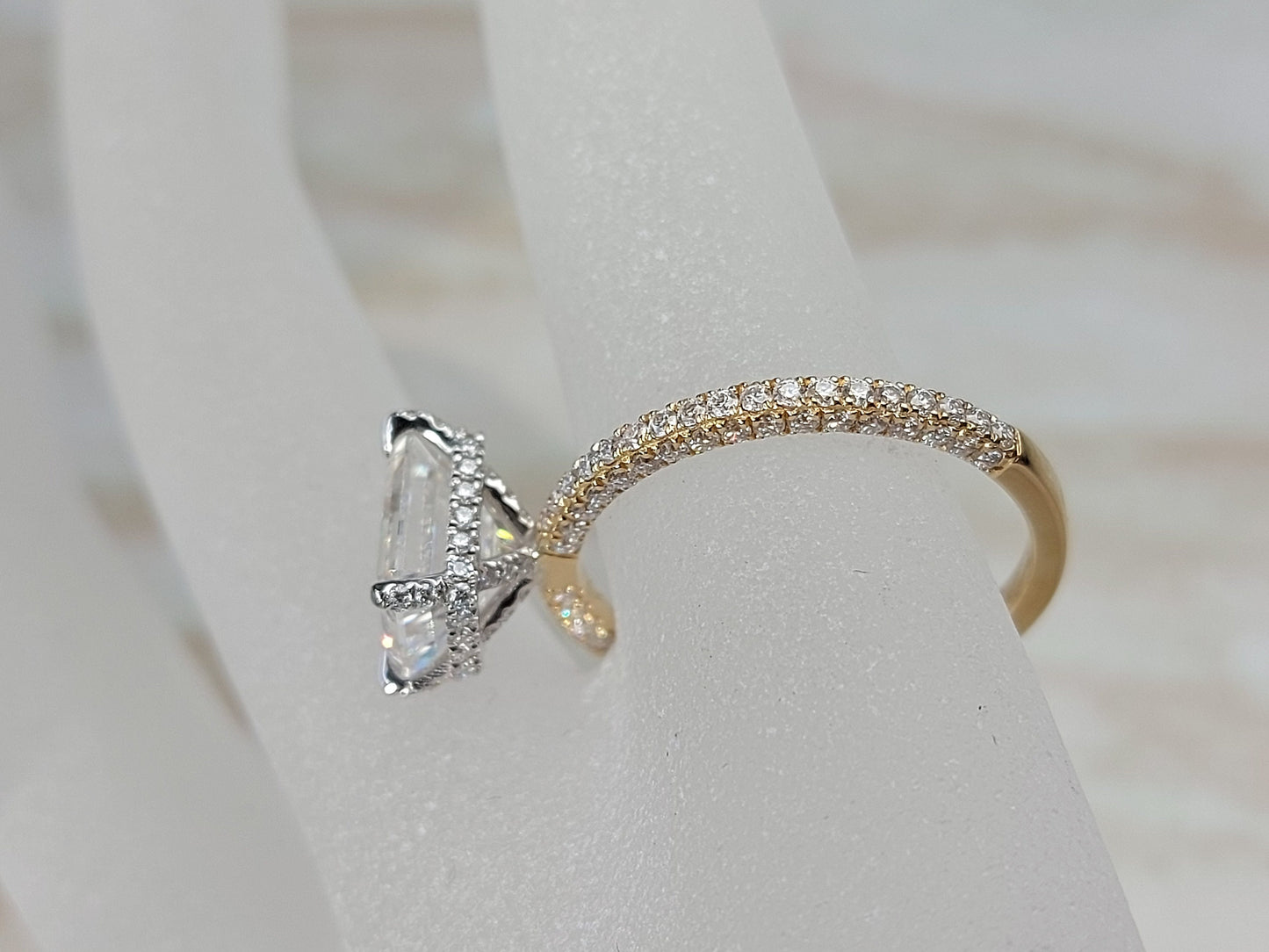 3 Karat/9*7mm smaragdgeschliffener zweifarbiger Verlobungsring, smaragdgeschliffener Moissanit-Verlobungsring, smaragdgeschliffener Solitärring. Emerald cut Moissanite engagement ring in 935 Argentium Silber — custom handcrafted by Forever For Love