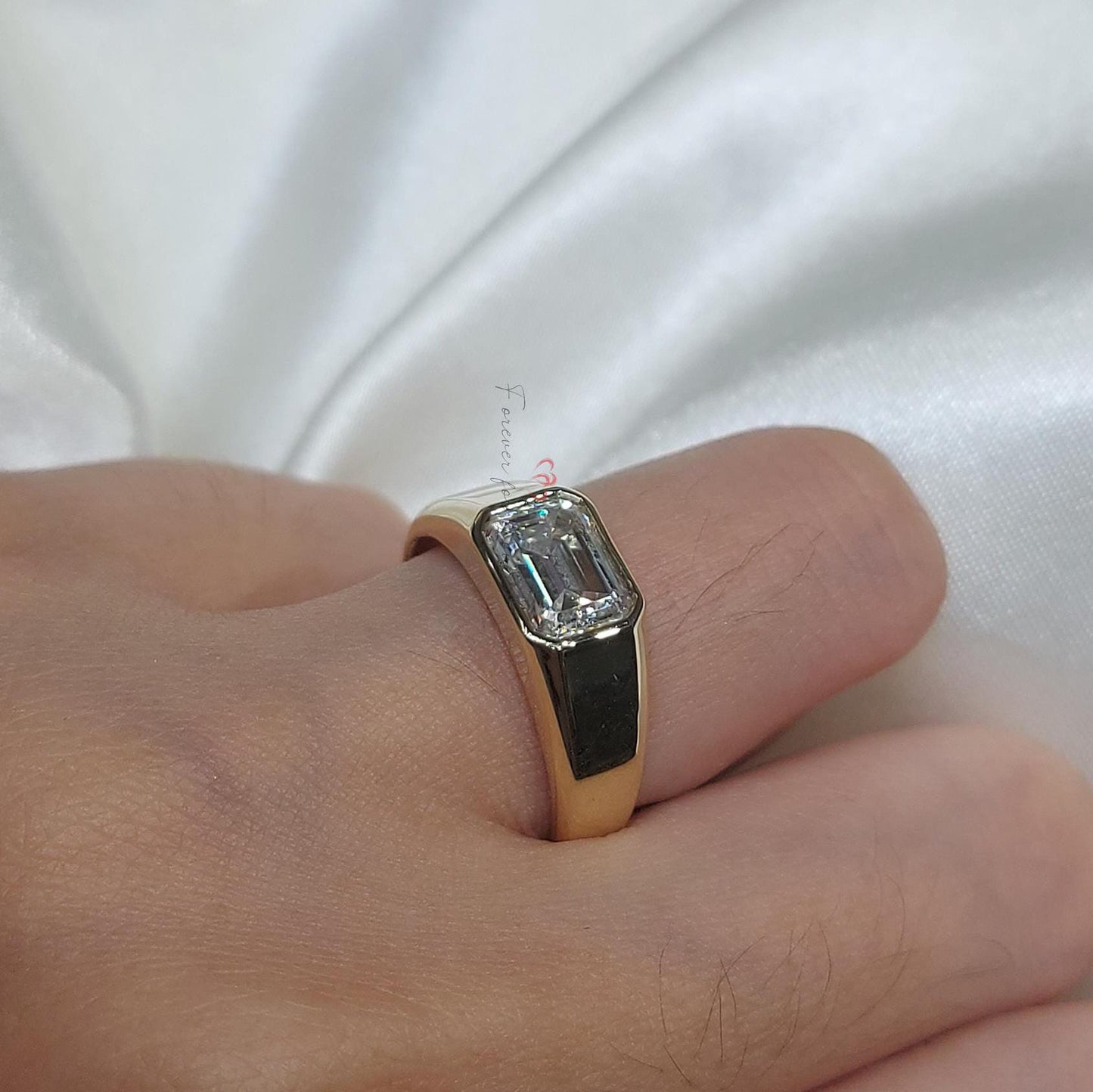 Verlobungsring mit Kissen-Labor-Diamant und Smaragd im Solitär-Schliff Cushion cut Moissanite engagement ring in 935er Argentium Silber — custom handcrafted by Forever For Love