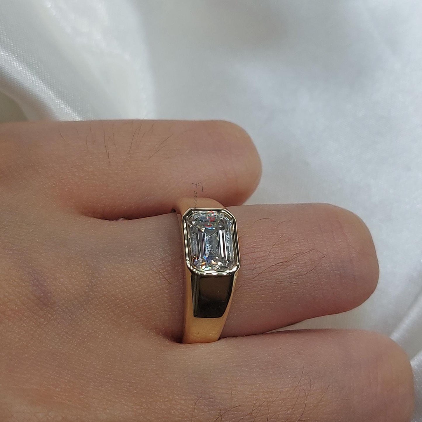 Verlobungsring mit Kissen-Labor-Diamant und Smaragd im Solitär-Schliff Cushion cut Moissanite engagement ring in 935er Argentium Silber — custom handcrafted by Forever For Love