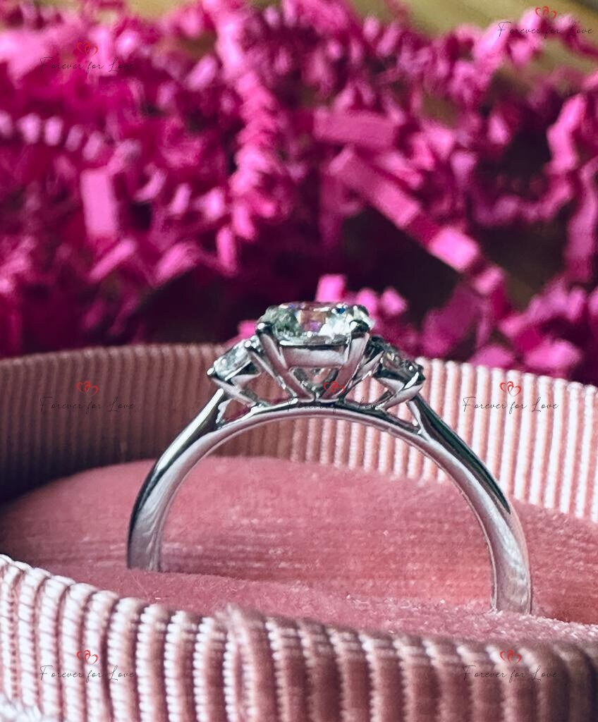 IGI-zertifizierter runder Labor-Diamant-Verlobungsring mit drei Steinen Round cut Moissanite engagement ring in Gold or Platinum — custom handcrafted by Forever For Love