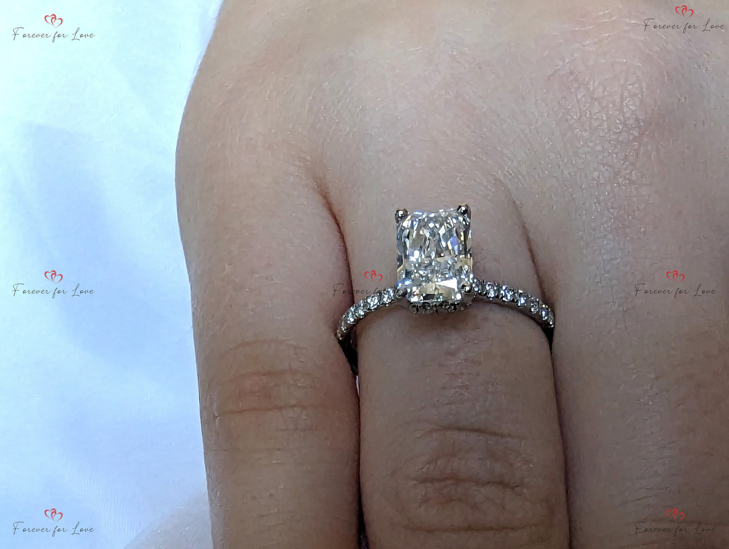 2,44 Karat IGI-zertifizierter Radiant-Diamant Verlobungsring mit verdecktem Halo Radiant cut Moissanite engagement ring in 935 Argentium Silber — custom handcrafted by Forever For Love