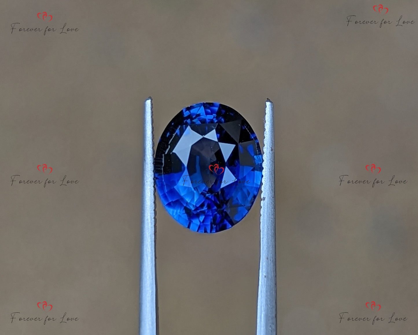 Ein natürlicher, eleganter, wärmebehandelter, erdeigener Ceylon-Saphir in Königsblau im Ovalschliff. Moissanite engagement ring in Gold or Platinum — custom handcrafted by Forever For Love