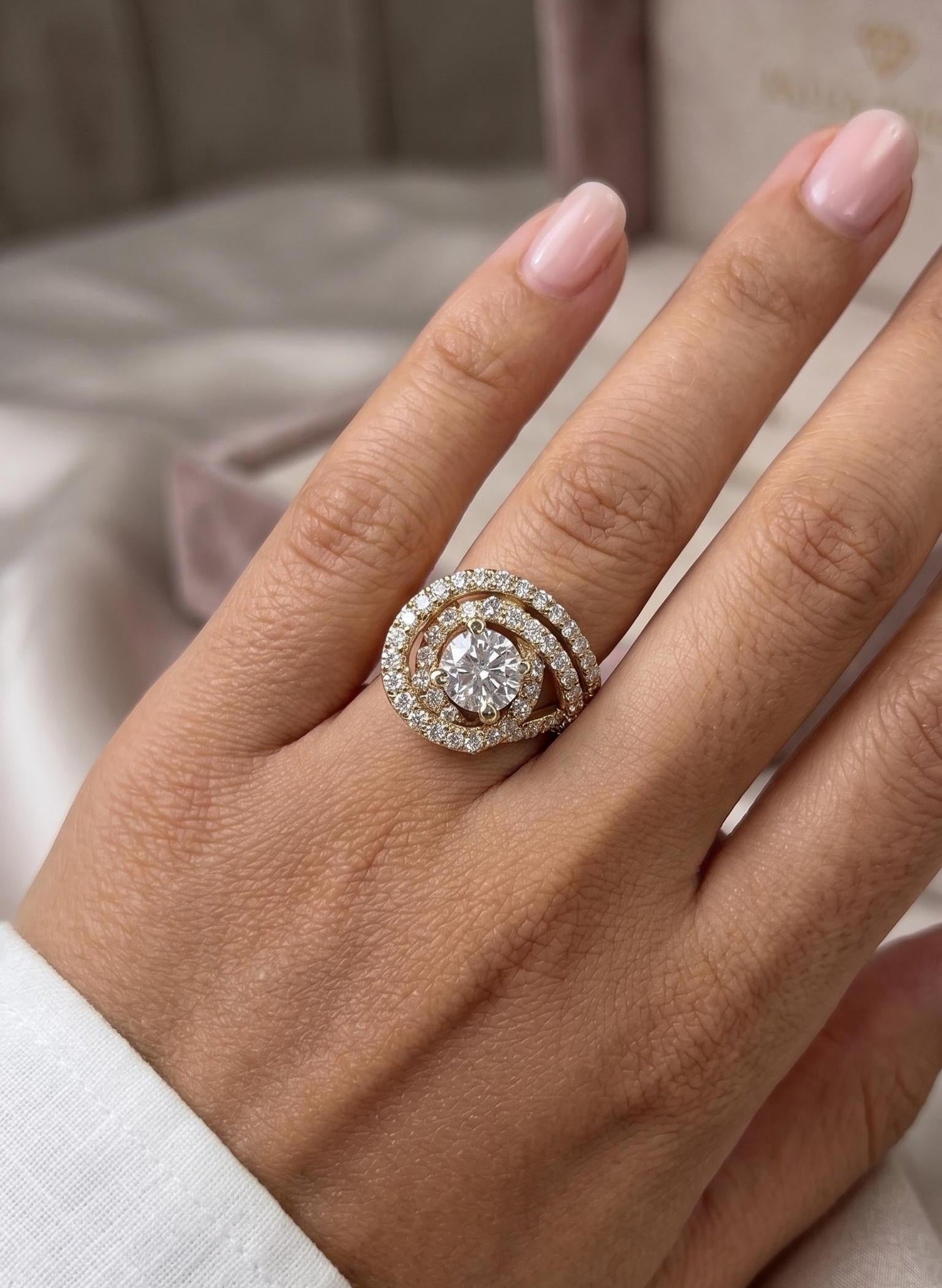 Bague avec diamant de laboratoire rond de 2,5 carats Round cut 1Ct Moissanite taille brillant engagement ring in Gold or Platinum — custom handcrafted by Forever For Love