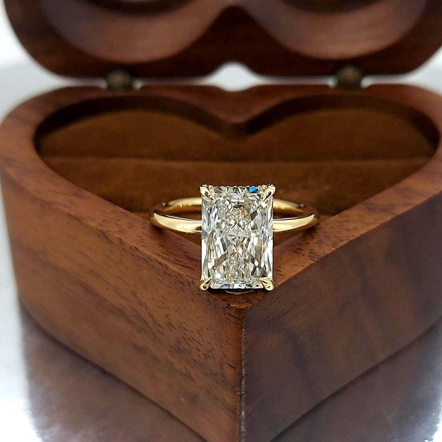 Bague de Fiançailles Solitaire 2 Carats, Diamant Radiant de Synthèse Certifié IGI Radiant cut 1Ct Moissanite Brillant engagement ring in Gold or Platinum — custom handcrafted by Forever For Love