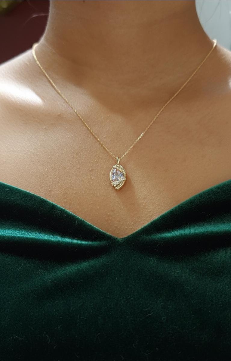 2.1 Karat IGI ZERTIFIZIERTER E, VVS2 Marquise-Schliff Laborgezüchteter Diamant-Anhänger mit Kette, Marquise Diamant-Halskette 14k Gelbgold-Kette Moissanite engagement ring in Gold or Platinum — custom handcrafted by Forever For Love