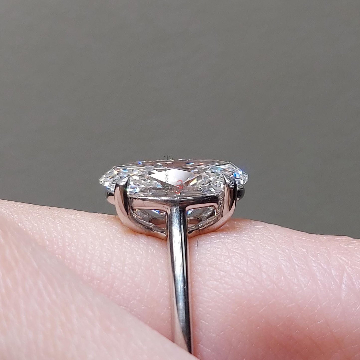 3.6 Karat ovaler Labor-Diamant Verlobungsring Solitär Oval cut Moissanite engagement ring in 935 Argentium Silber — custom handcrafted by Forever For Love