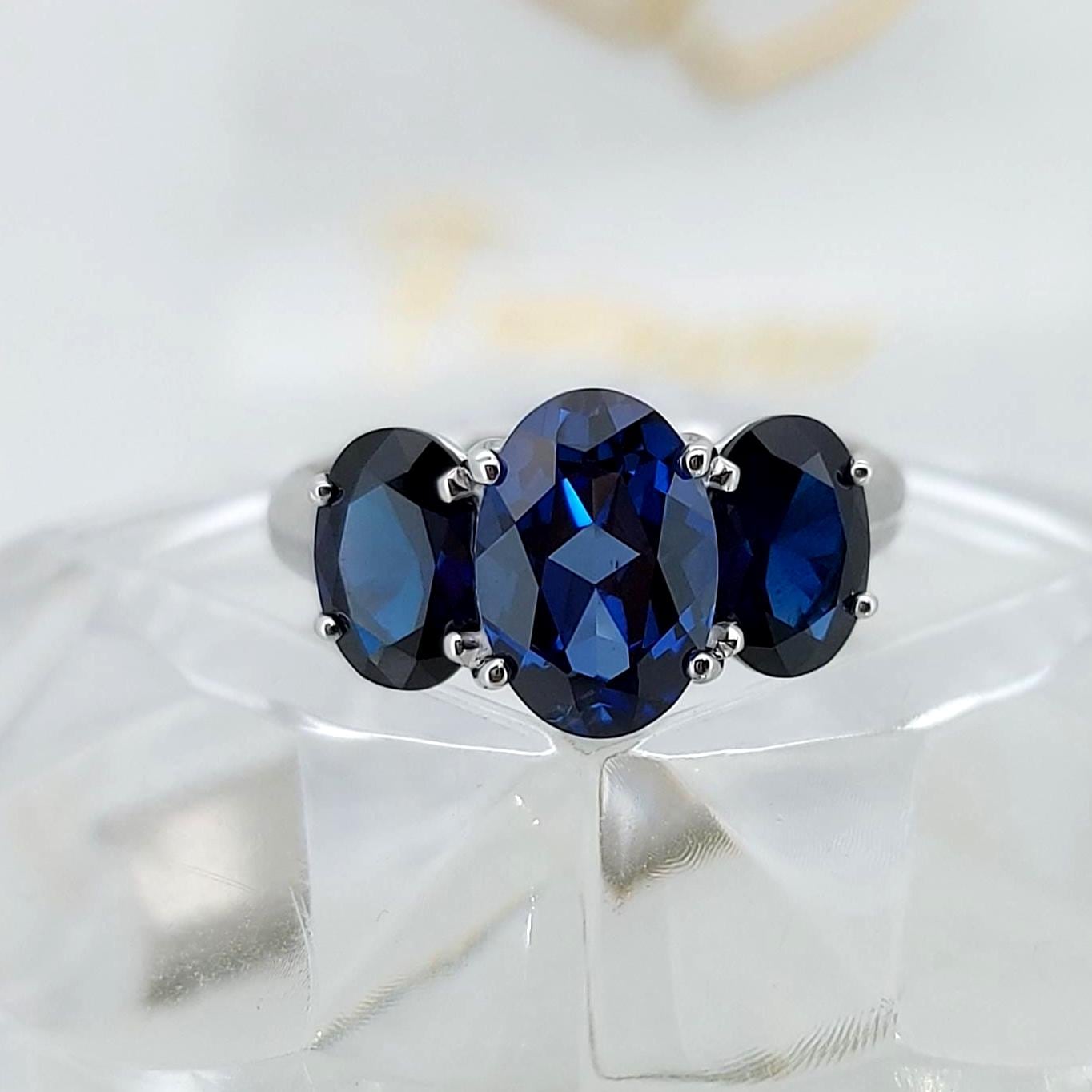 14k Ring mit oval geschliffenem, tief königsblauem Saphir, blauer Saphir, oval geschliffener Saphirring, im Labor hergestellter Saphir, ethisch unbedenklich, perfektes Geschenk Oval cut Moissanite engagement ring in 935 Argentium Silber — custom handcrafted by Forever For Love