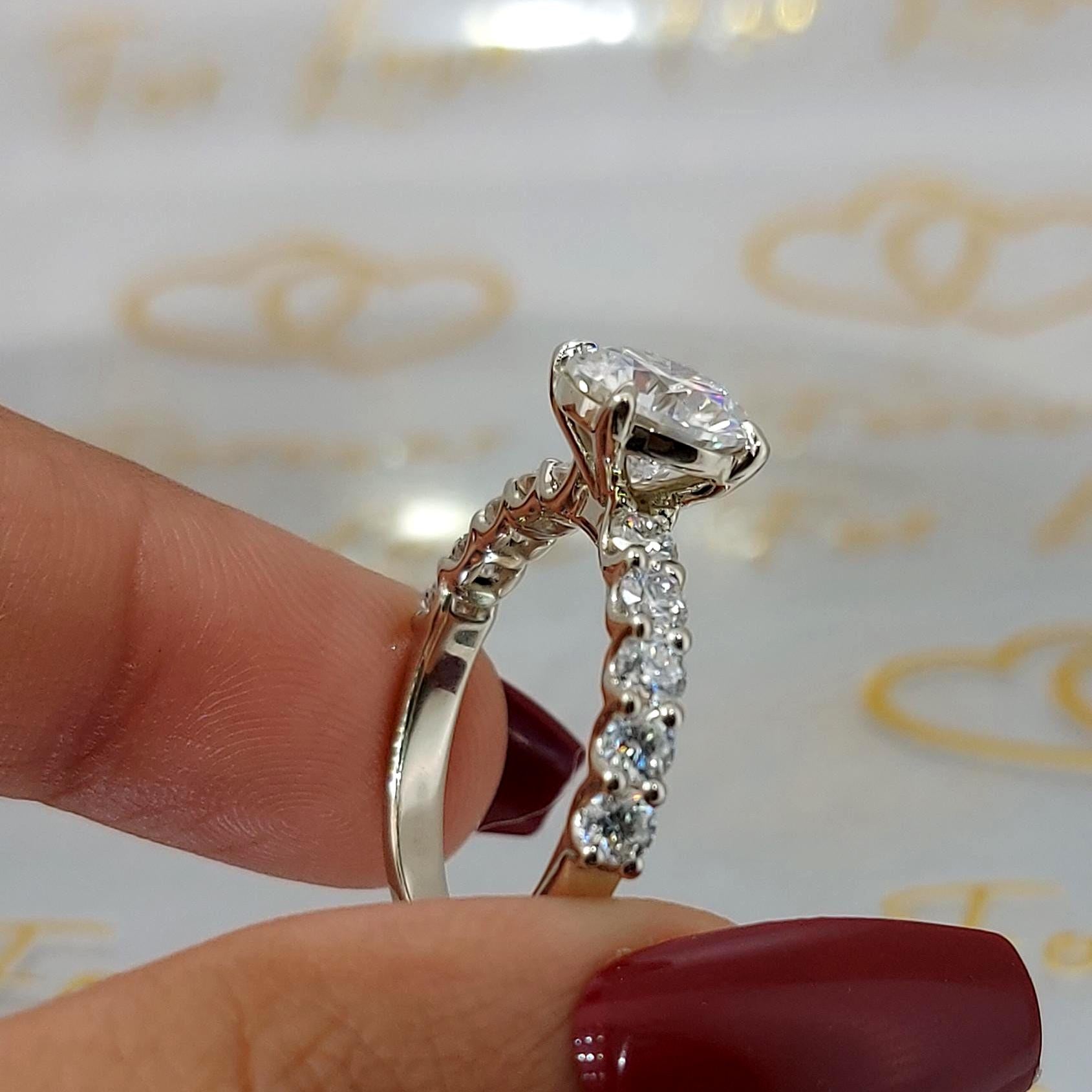 2.5 Ct Round Moissanite Engagement Ring