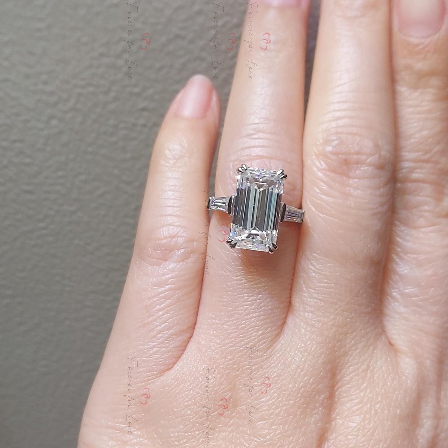 Verlobungsring mit dreifachem Stein, 7 Karat Smaragd-Moissanit Emerald cut Moissanite engagement ring in Gold or Platinum — custom handcrafted by Forever For Love