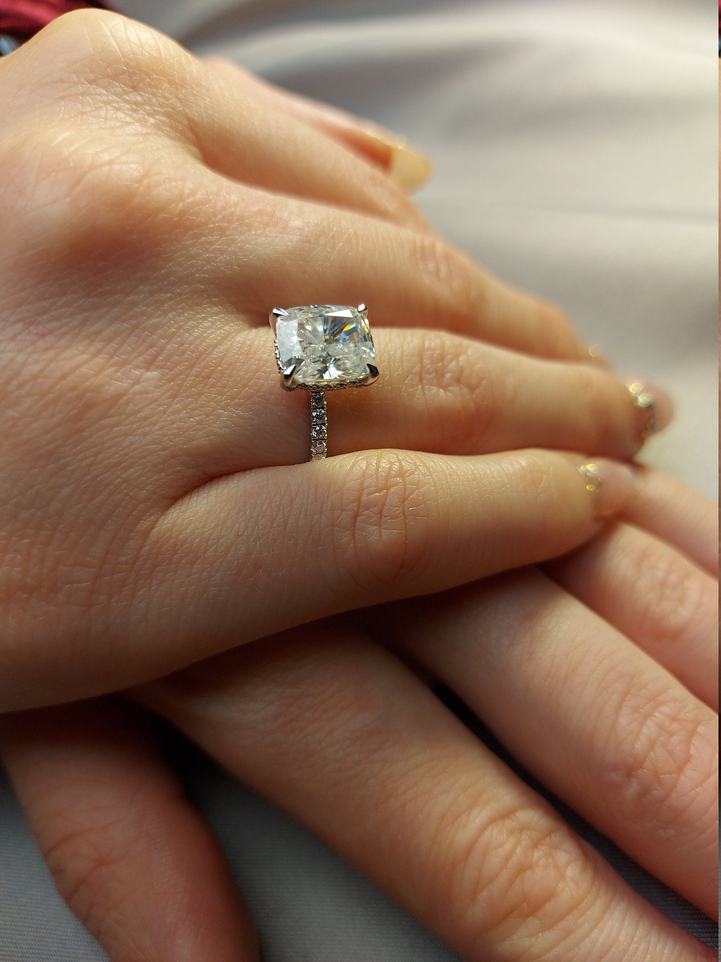3.5 Karat Kissen-Moissanit Eternity-Ring mit verborgenem Halo Cushion cut Moissanite engagement ring in 935er Argentium Silber — custom handcrafted by Forever For Love