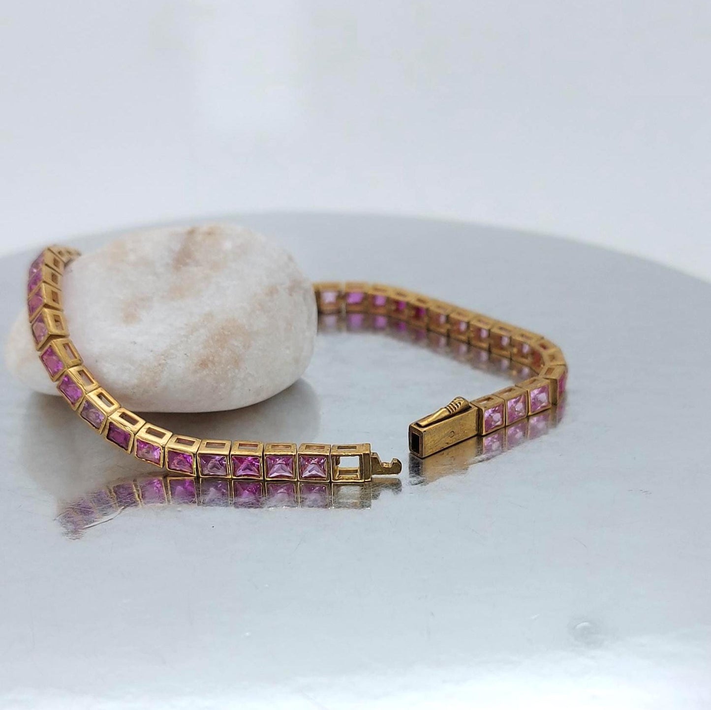 Tennisarmband mit Prinzessinnenschliff, rosa Diamant, massives Gold, babyrosa Armband, 14k oder 18k, farbiges Eternity-Design, Krappenfassung, Muttertagsgeschenk Moissanite engagement ring in Gold or Platinum — custom handcrafted by Forever For Love