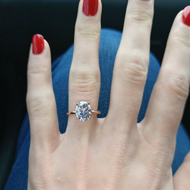 Bague de Fiançailles Solitaire Ovale Moissanite 3 Carats avec Éternité 3/4 Oval cut 1Ct Moissanite Taille Brillante engagement ring in Gold or Platinum — custom handcrafted by Forever For Love