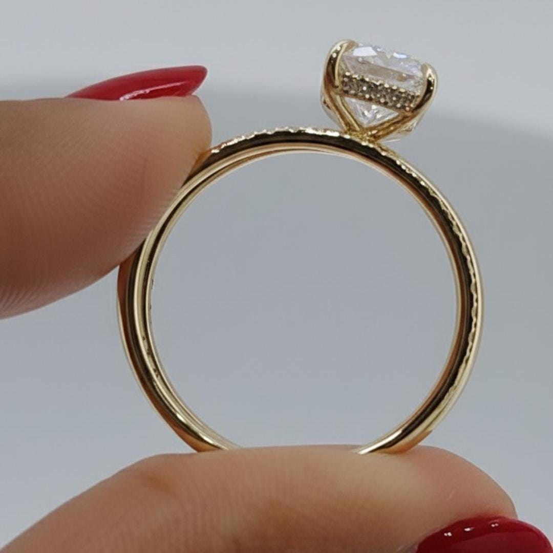 2,5 Karat IGI-zertifizierter Radiant Labordiamant Halo Ring Radiant cut Moissanite engagement ring in 935 Argentium Silber — custom handcrafted by Forever For Love