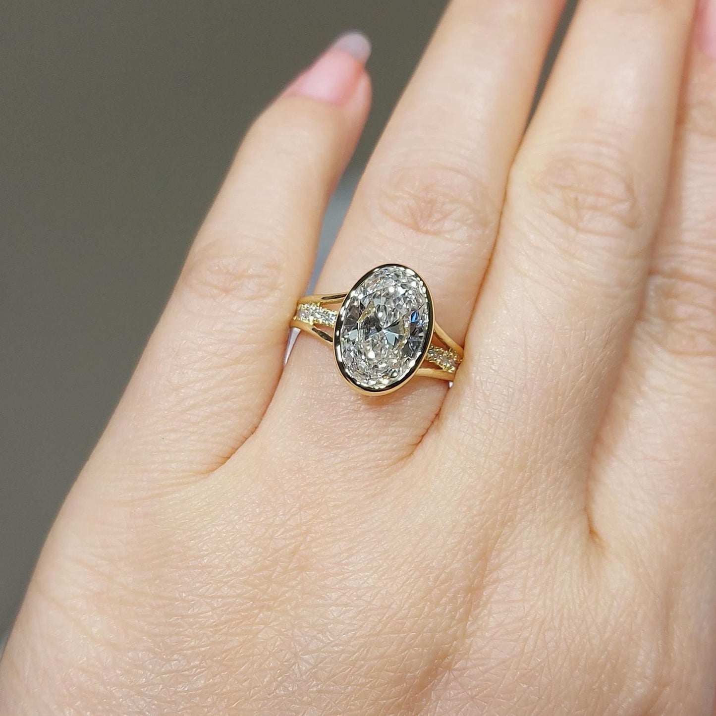 3,5 Karat Ovaler Labordiamant Ehering mit geteilter Ringschiene Oval cut Moissanite engagement ring in 935er Argentium Silber — custom handcrafted by Forever For Love