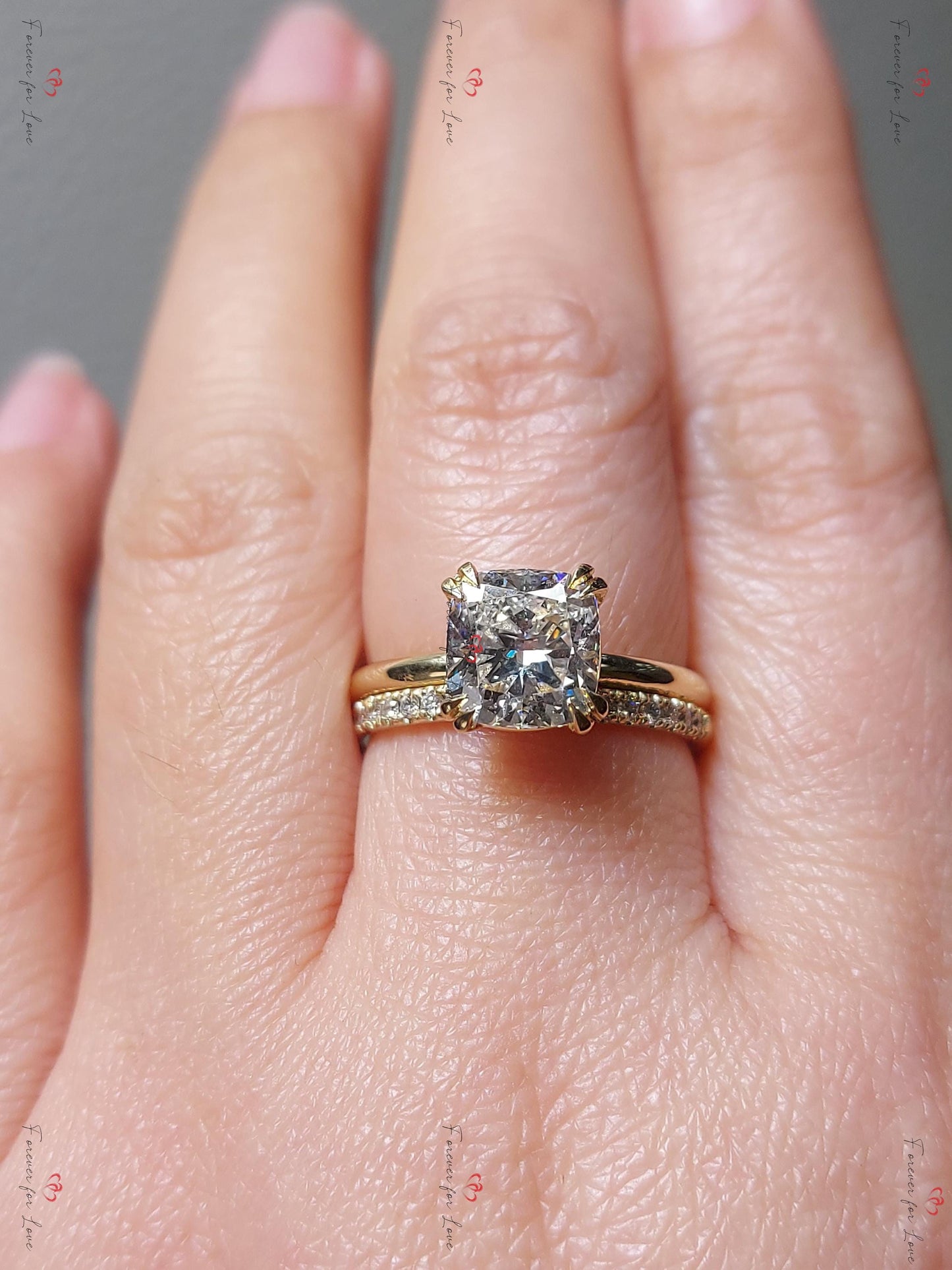 2,5 Karat IGI-zertifizierter Kissen Labordiamant Vintage Brautset Cushion cut Moissanite engagement ring in 935er Argentium Silber — custom handcrafted by Forever For Love