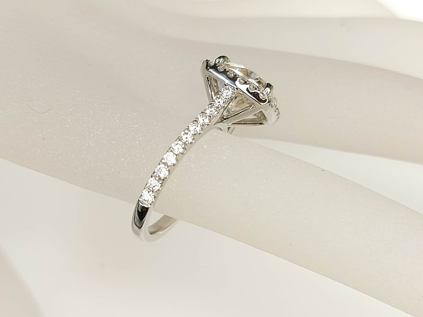 3 Karat Kissen geschliffener Halo Moissanit Verlobungsring 14k Weißgold, echter UK Hallmark Ehering Diamant Halo Cushion cut Moissanite engagement ring in 935 Argentium Silber — custom handcrafted by Forever For Love