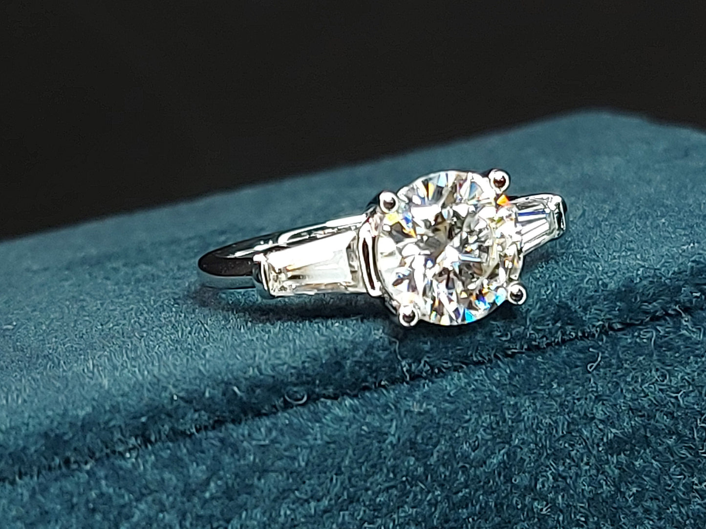 1,5 Karat Baguette Diamant, Moissanit Dreisteinring Baguette cut Moissanite engagement ring in Gold or Platinum — custom handcrafted by Forever For Love