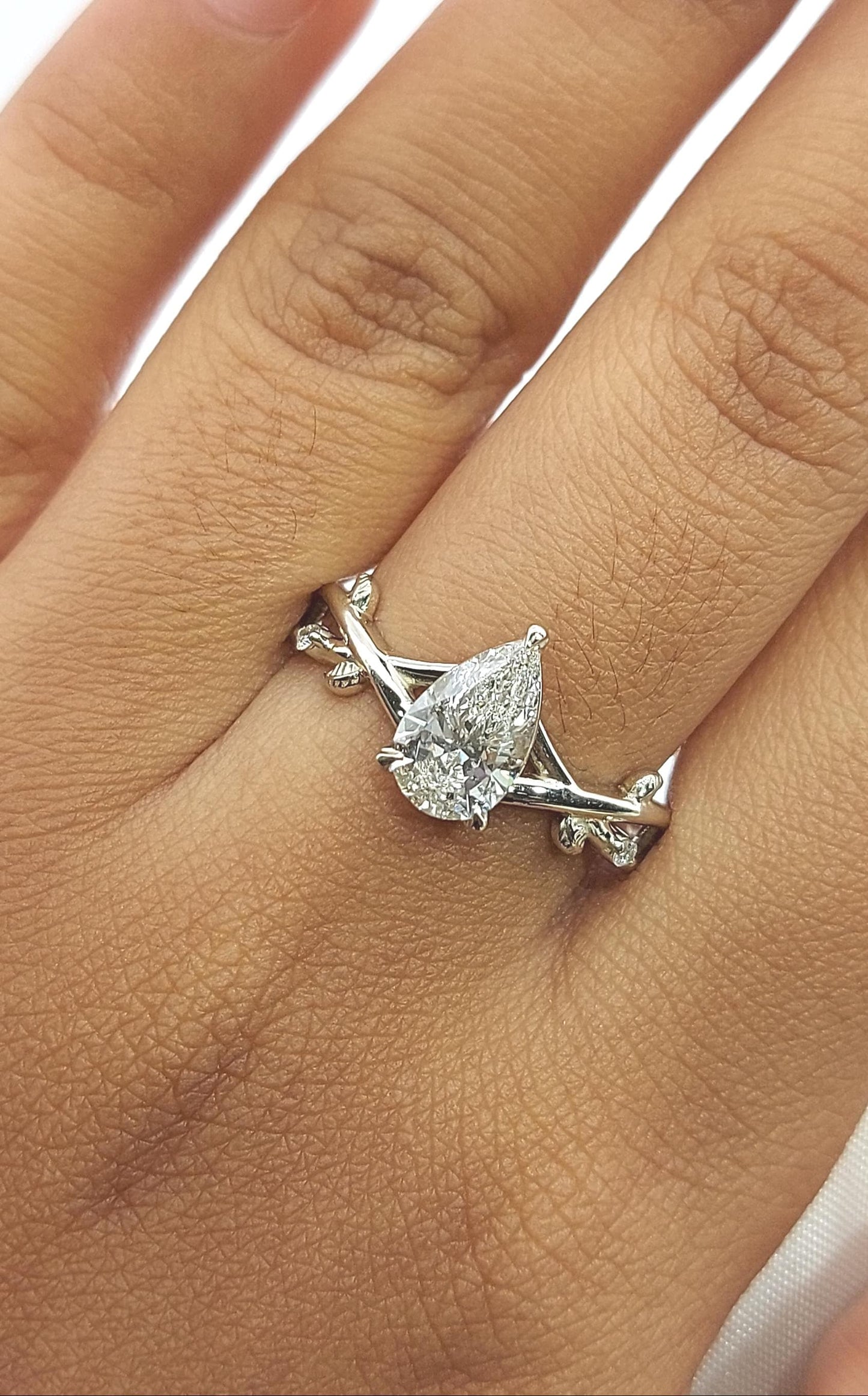 Bague de fiançailles en diamant de laboratoire de 3 carats, taille poire, couleur D, certifié IGI Pear cut 1Ct Moissanite Taille Brillant engagement ring in Gold or Platinum — custom handcrafted by Forever For Love
