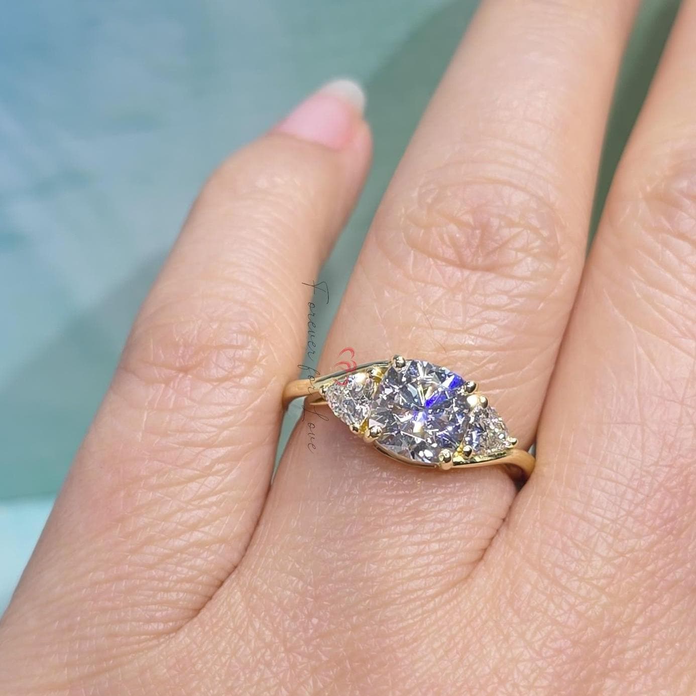 1.5 CT IGI-zertifizierter Kissen Lab Grown Brillant Schliff Ring Diamant Verlobungsring, Kissen Dreistein Lab Grown Verlobungsring Cushion cut Moissanite engagement ring in Gold or Platinum — custom handcrafted by Forever For Love