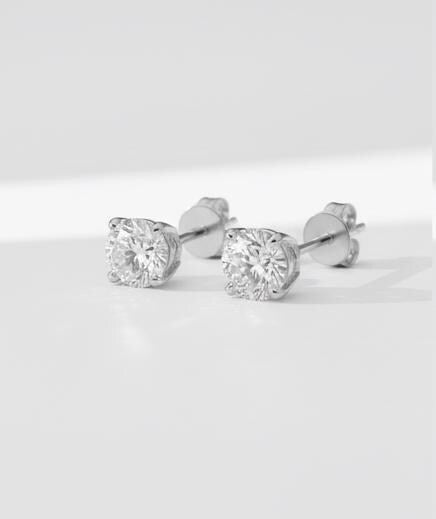 3 Karat Gesamtgewicht D Farbe VVS2 Reinheit IGI-zertifizierte runde Ideal-Schliff Laborgezüchtete Diamant-Ohrstecker 14k Weißgold Körbchen Pushback Moissanite engagement ring in Gold or Platinum — custom handcrafted by Forever For Love