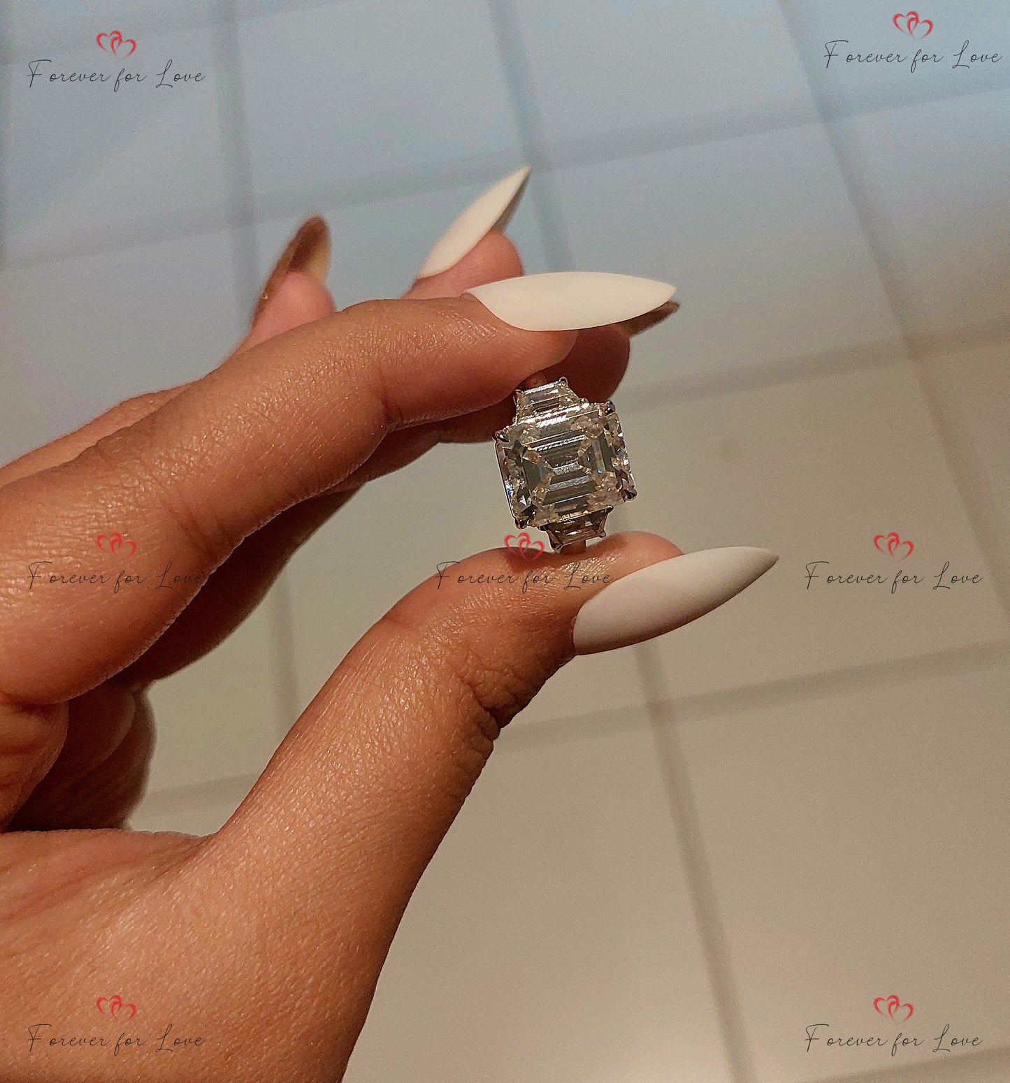Verlobungsring mit smaragdgeschliffenem Diamanten (5 Karat), Trapeztrapez-Diamanten, Dreistein-Ehering, Jubiläums-Trilogie-Ring. Emerald cut Moissanite engagement ring in Gold or Platinum — custom handcrafted by Forever For Love