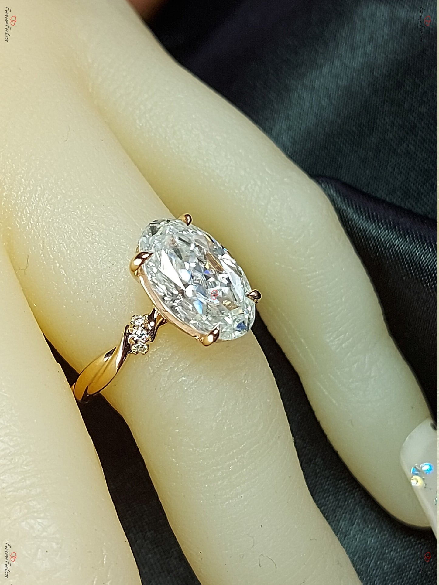 5.5 Karat Ovalschliff Twist-Band Verlobungsring, Moissanit Verlobung aus massivem Gold, länglicher Oval-Verlobungsring, moderner Verlobungsring. Oval cut Moissanite engagement ring in 935er Argentium Silber — custom handcrafted by Forever For Love