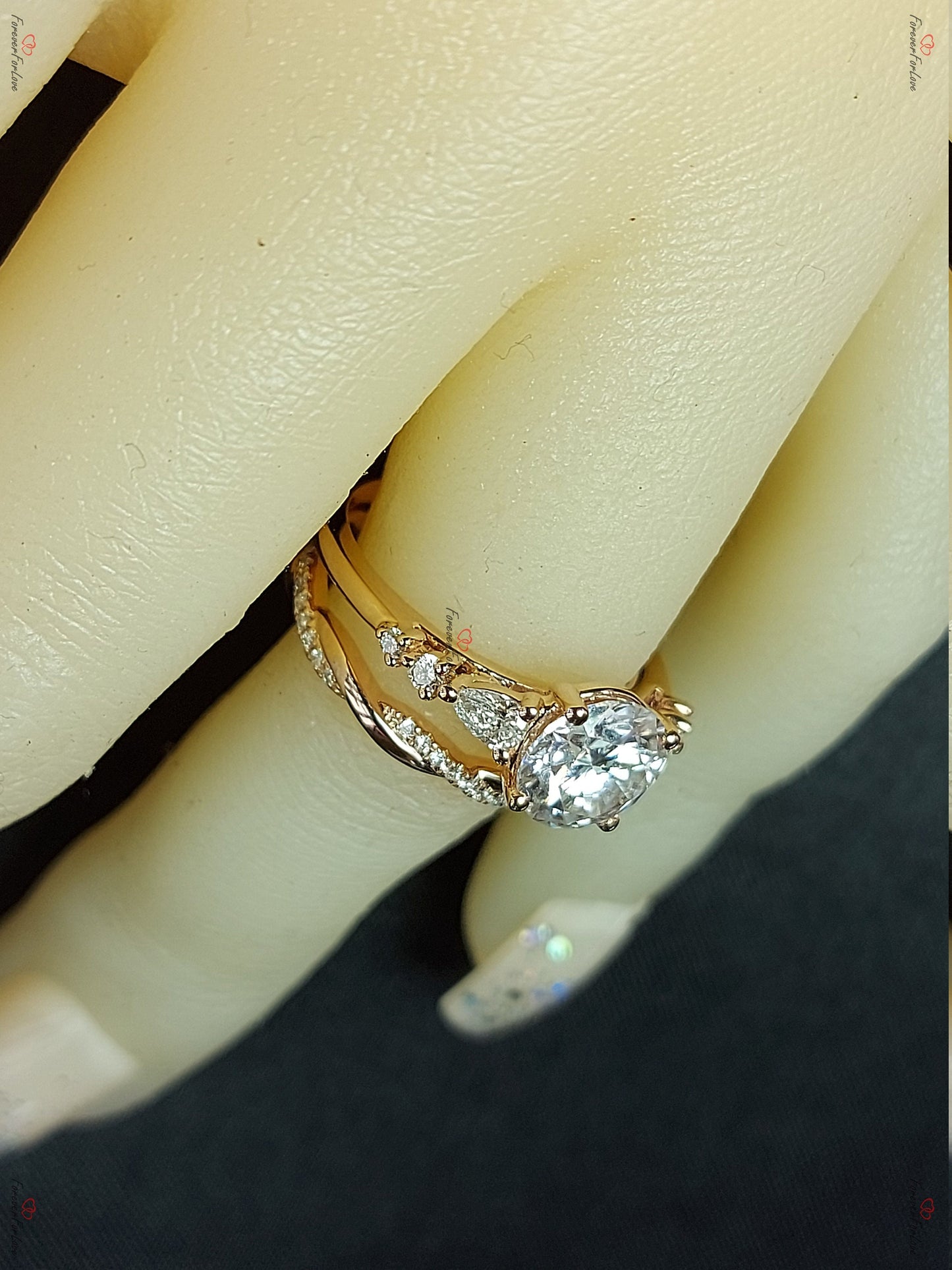 Verlobungsring mit birnenförmigem Moissanit und Cluster Pear cut Moissanite engagement ring in 935 Argentium Silber — custom handcrafted by Forever For Love