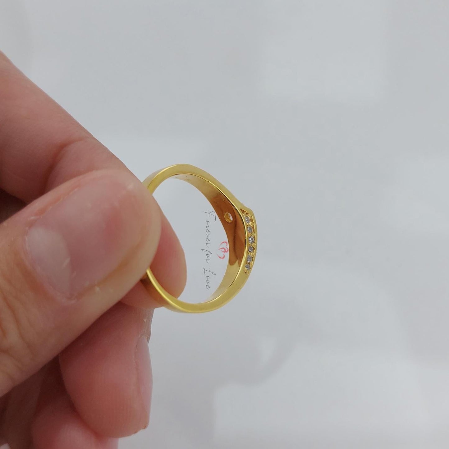 Alliance Minimaliste en Diamant Naturel Round cut Moissanite taille brillant engagement ring in Gold or Platinum — custom handcrafted by Forever For Love