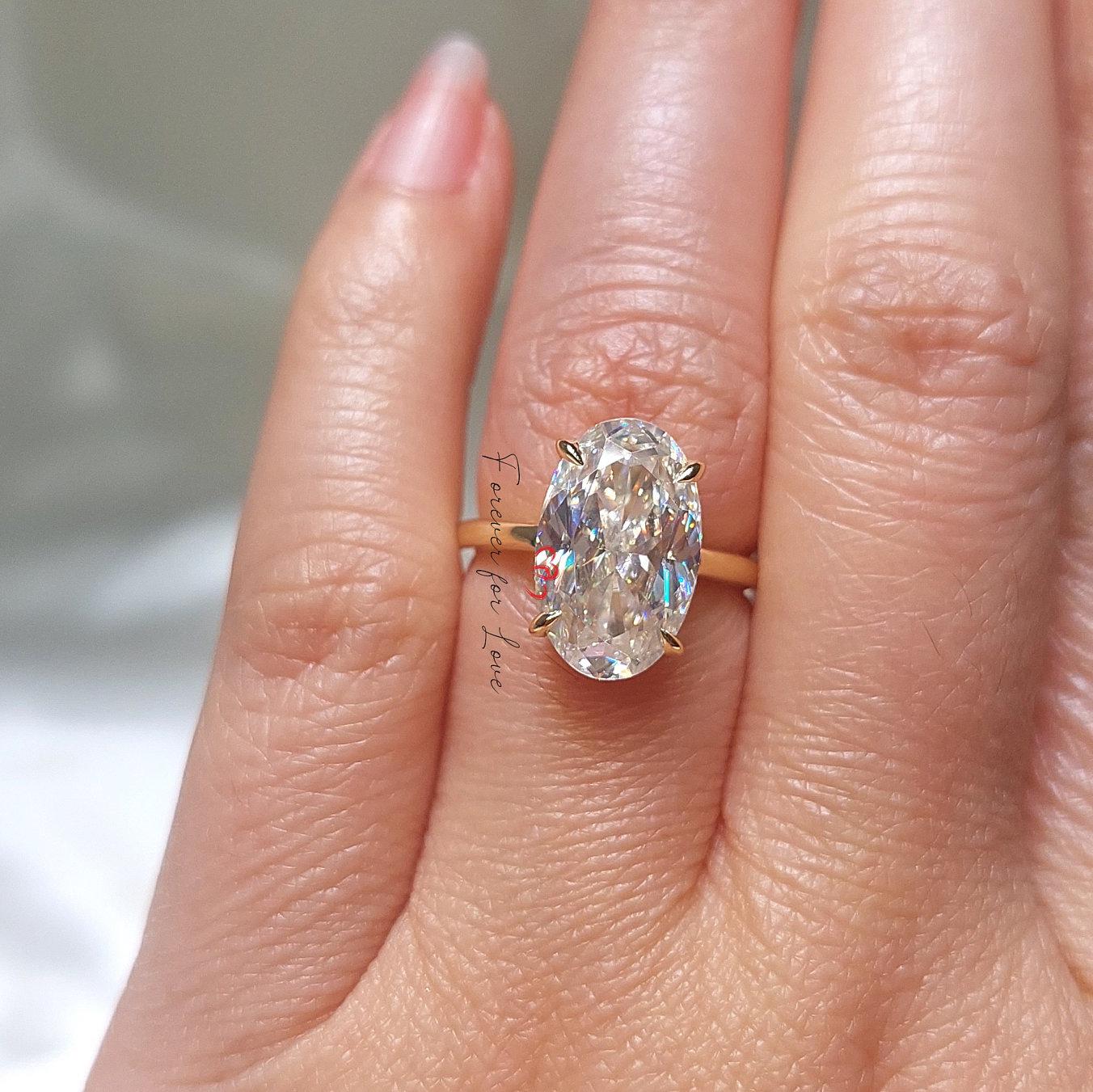 Bague de fiançailles taille ovale de 5,5 carats de Moissanite taille ovale "Crushed Ice" de 13,5 * 8,5 mm, monture en donut à profil bas. Bague d'anniversaire pour elle. Oval cut 1Ct Moissanite Taille Brillant engagement ring in Gold or Platinum — custom handcrafted by Forever For Love