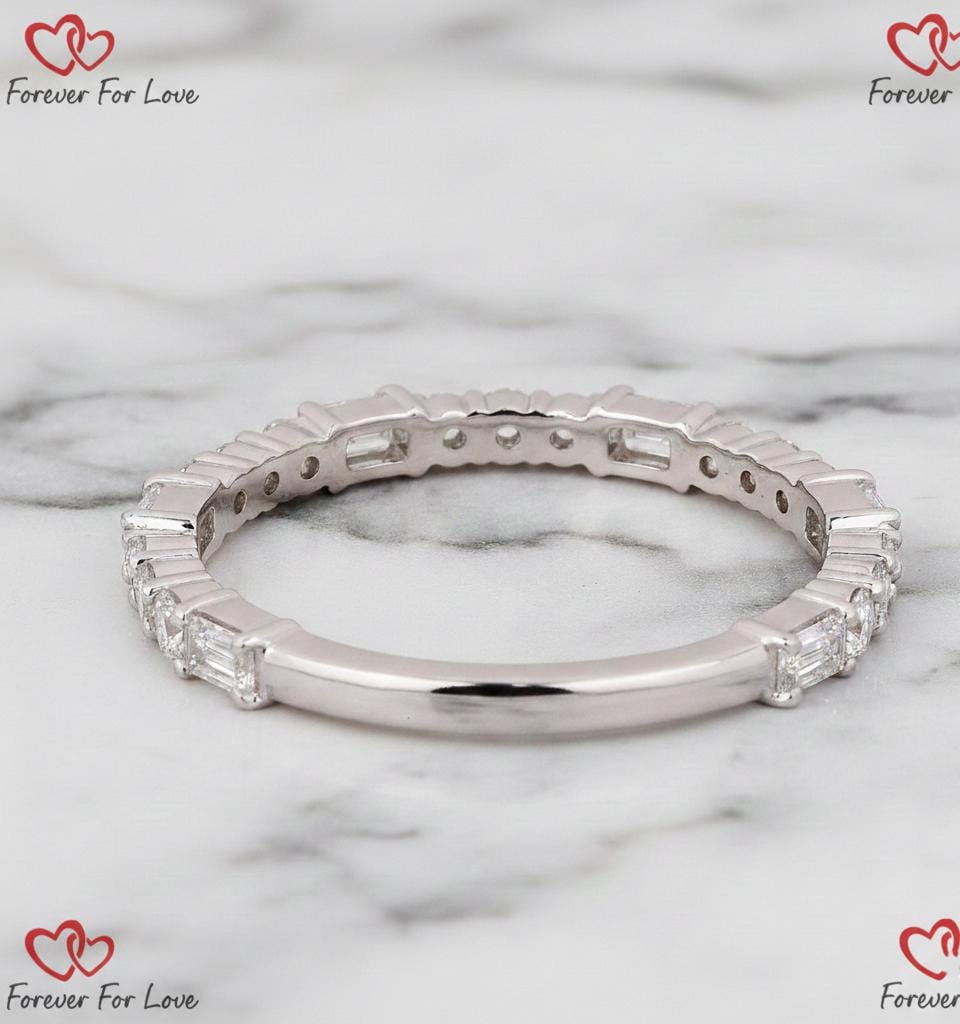 Alliance émeraude et diamants de synthèse ronds, alliance 3/4 éternité pour bague de fiançailles, bague d'anniversaire, alliance assortie/empilable pour femme Round cut Émeraude Naturelle engagement ring in Gold or Platinum — custom handcrafted by Forever For Love