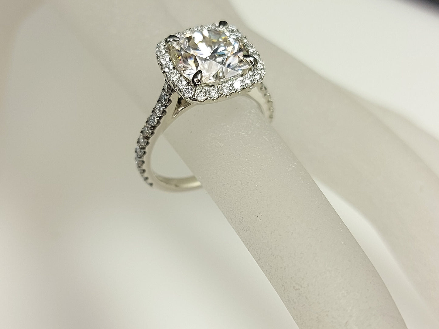 3 Karat Kissen geschliffener Halo Moissanit Verlobungsring 14k Weißgold, echter UK Hallmark Ehering Diamant Halo Cushion cut Moissanite engagement ring in 935 Argentium Silber — custom handcrafted by Forever For Love