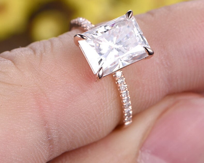 Bague de Fiançailles Radiant en Moissanite 2 Carats Radiant cut 1Ct Moissanite taille brillant engagement ring in Gold or Platinum — custom handcrafted by Forever For Love