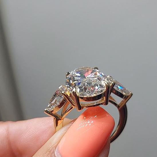 Bague de fiançailles trilogie avec diamant de synthèse ovale certifié IGI de 12 carats Oval cut Moissanite engagement ring in Gold or Platinum — custom handcrafted by Forever For Love