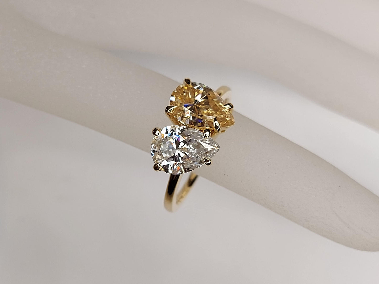 Bague de fiançailles poire 4 carats/ 10*7 mm, bague avec halo de diamants cachés, bague moissanite taille poire, grande bague de célébrité. Pear cut 1Ct Moissanite Taille Brillant engagement ring in Gold or Platinum — custom handcrafted by Forever For Love