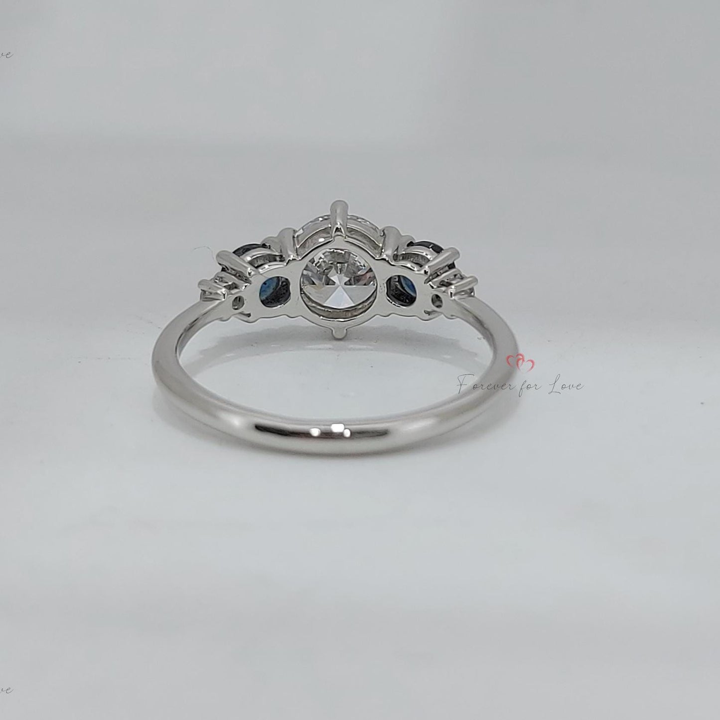 1 Karat runder Diamant, Saphir-Dreisteinring Round cut Moissanite engagement ring in Gold or Platinum — custom handcrafted by Forever For Love