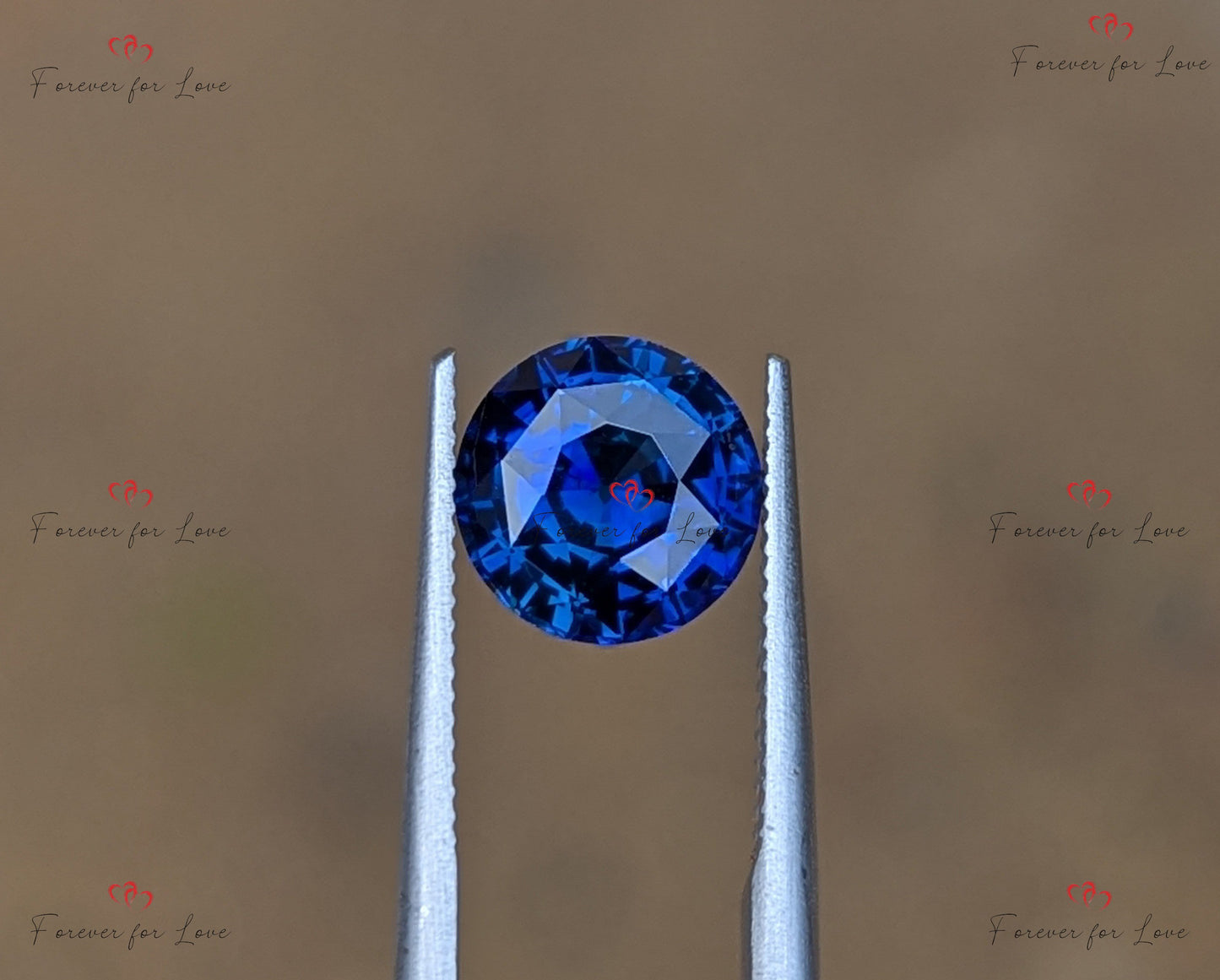 Saphir bleu bleuet 2,5 carats, Pierre précieuse naturelle de Ceylan de forme ronde, Bleu vif Moissanite engagement ring in Gold or Platinum — custom handcrafted by Forever For Love