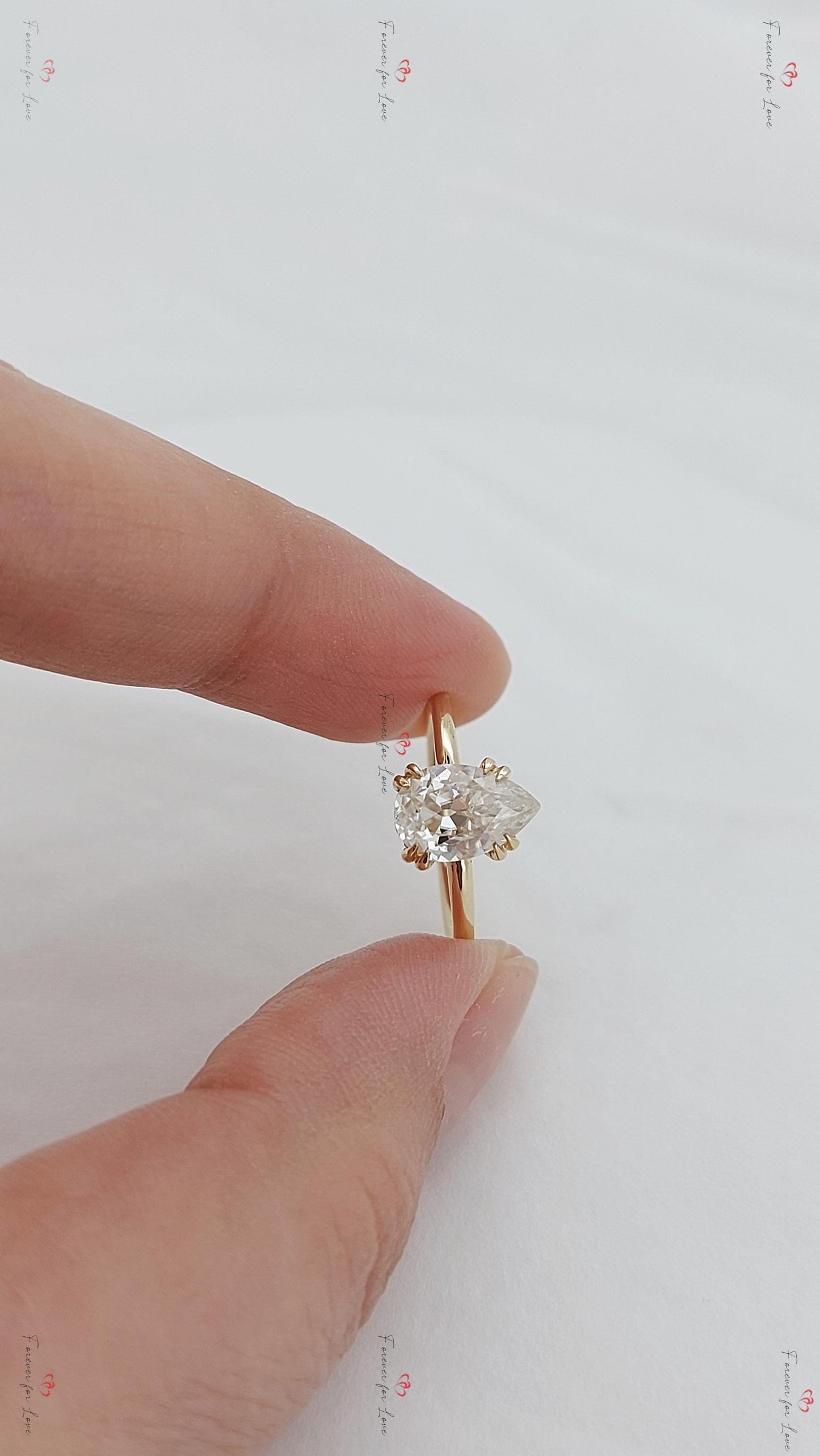 2 Karat Birnen-Moissanit-Ring mit verstecktem Heiligenschein – anpassbare Karatzahl Pear cut Moissanite engagement ring in 935 Argentium Silber — custom handcrafted by Forever For Love