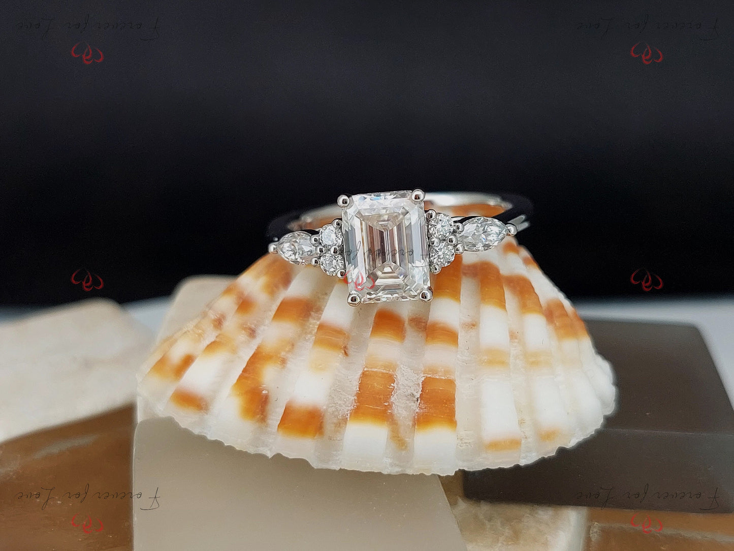 Smaragd-Diamant-Verlobungsring mit drei Steinen Emerald cut Moissanite engagement ring in Gold or Platinum — custom handcrafted by Forever For Love