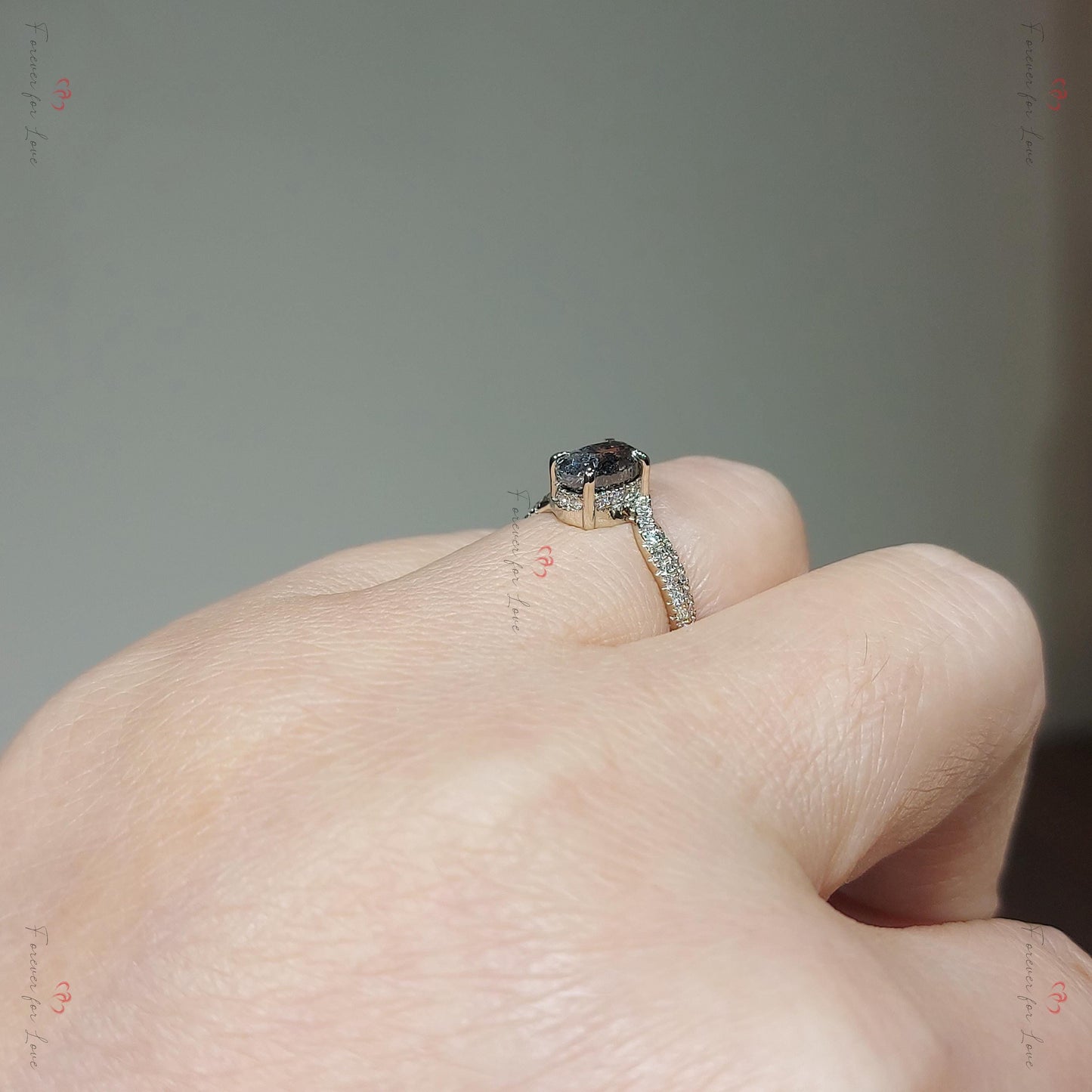 Bague de fiançailles solitaire vintage ovale diamant taillé rose sel et poivre Bague de fiançailles sel et poivre en or blanc Bague de demande en mariage. Oval cut 1Ct Moissanite taille brillant engagement ring in Gold or Platinum — custom handcrafted by Forever For Love