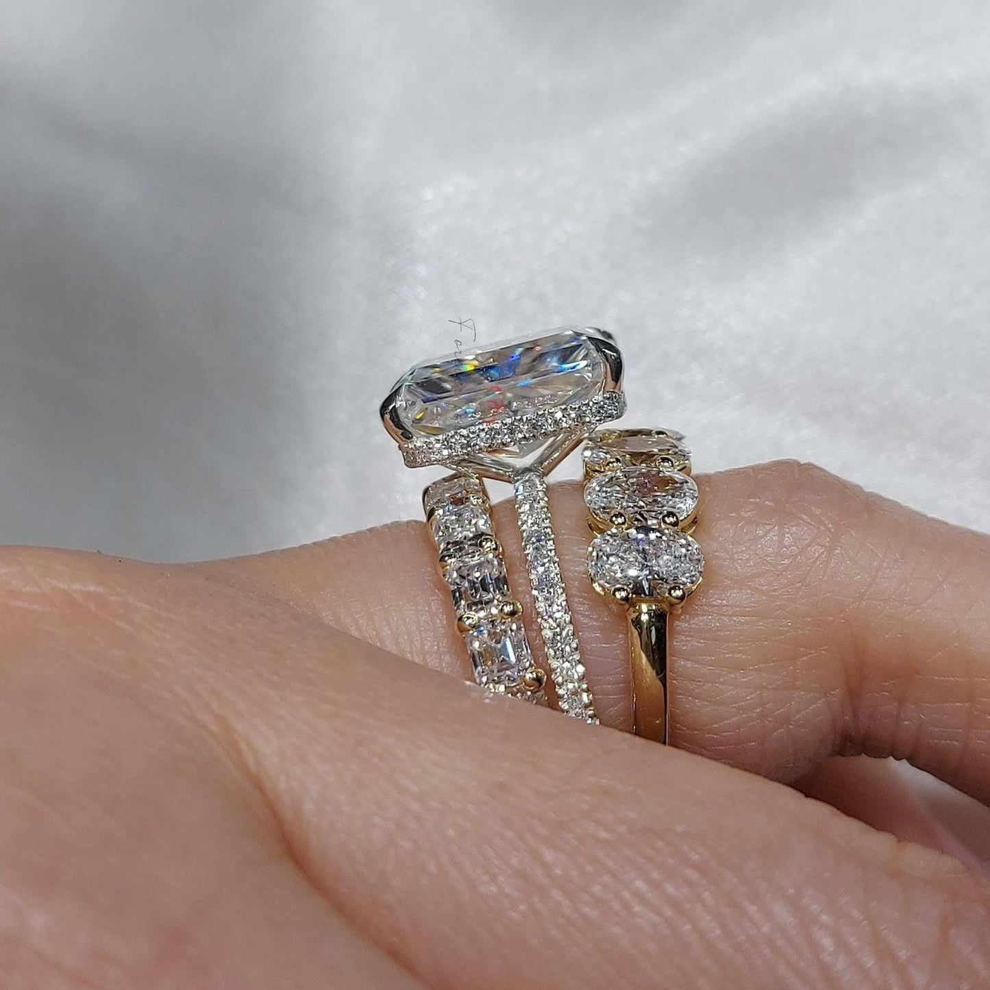 5,5 Karat Radiant Moissanit Brautset mit verdecktem Halo Radiant cut Moissanite engagement ring in 935er Argentium Silber — custom handcrafted by Forever For Love