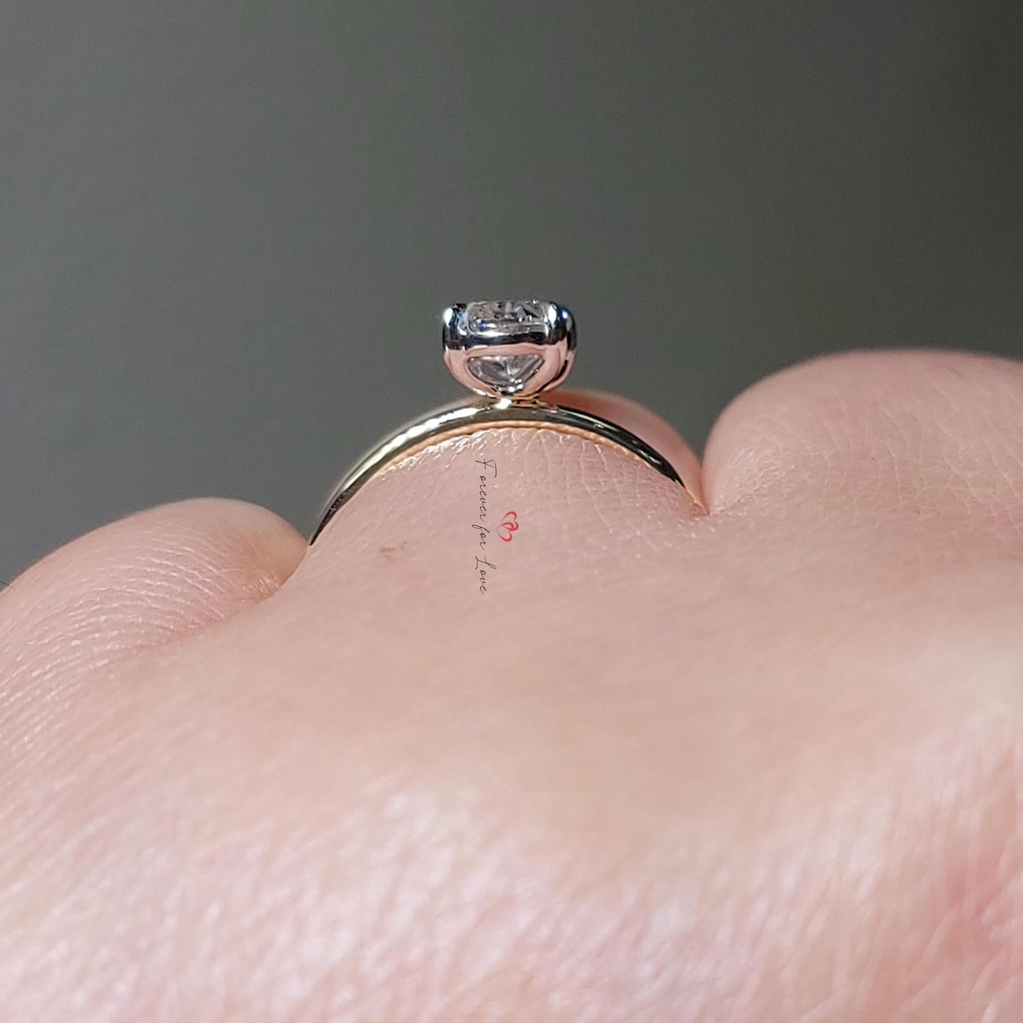 1 Karat ovaler Solitär-Verlobungsring mit Labor-Diamant Oval cut Moissanite engagement ring in 935er Argentium Silber — custom handcrafted by Forever For Love