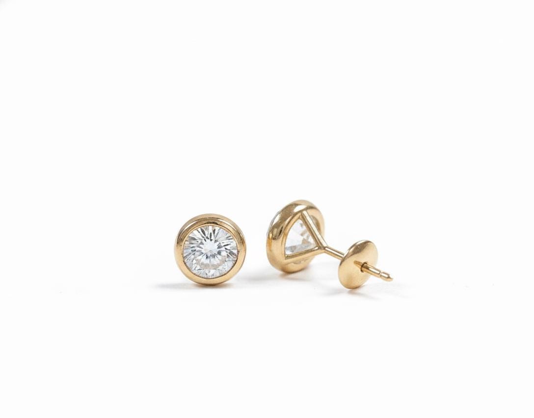 Paire de clous d'oreilles en or jaune 14 carats avec diamants de synthèse taille ronde, sertis clos, poids total 4 carats. Cadeau idéal pour elle. Moissanite engagement ring in Gold or Platinum — custom handcrafted by Forever For Love