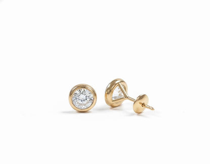 Paire de clous d'oreilles en or jaune 14 carats avec diamants de synthèse taille ronde, sertis clos, poids total 4 carats. Cadeau idéal pour elle.