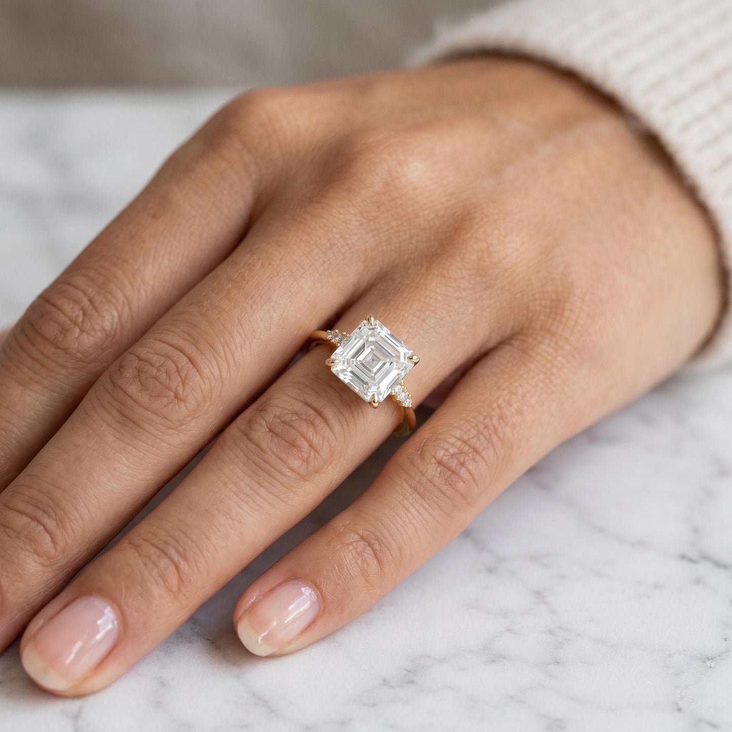 Bague de fiançailles avec diamant de laboratoire taille Asscher de 4,1 carats, couleur E, pureté VVS2, certifié IGI, en or jaune 14 carats, cadeau d'anniversaire pour elle Asscher cut 1Ct Moissanite taille brillant engagement ring in Gold or Platinum — custom handcrafted by Forever For Love