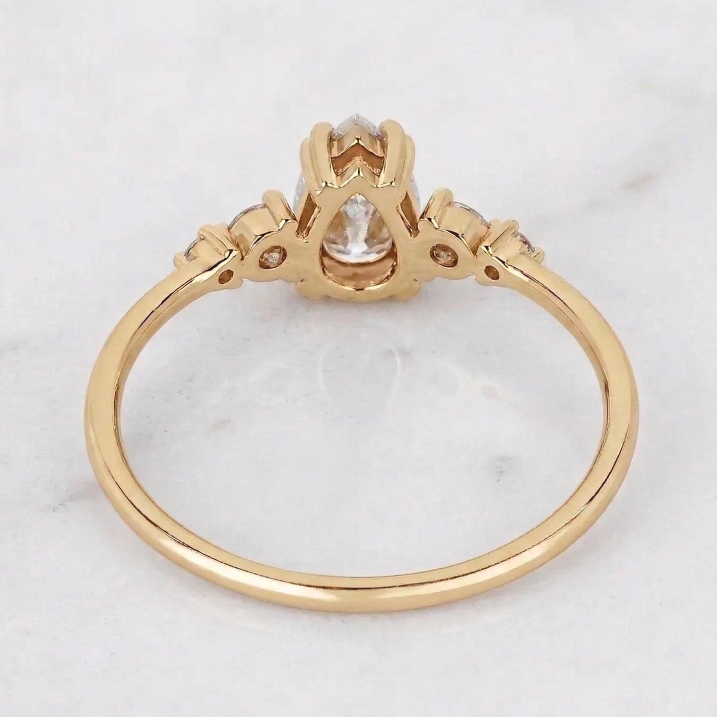 Birnenförmiger Labordiamant-Verlobungsring Pear cut Moissanite engagement ring in 935 Argentium Silber — custom handcrafted by Forever For Love