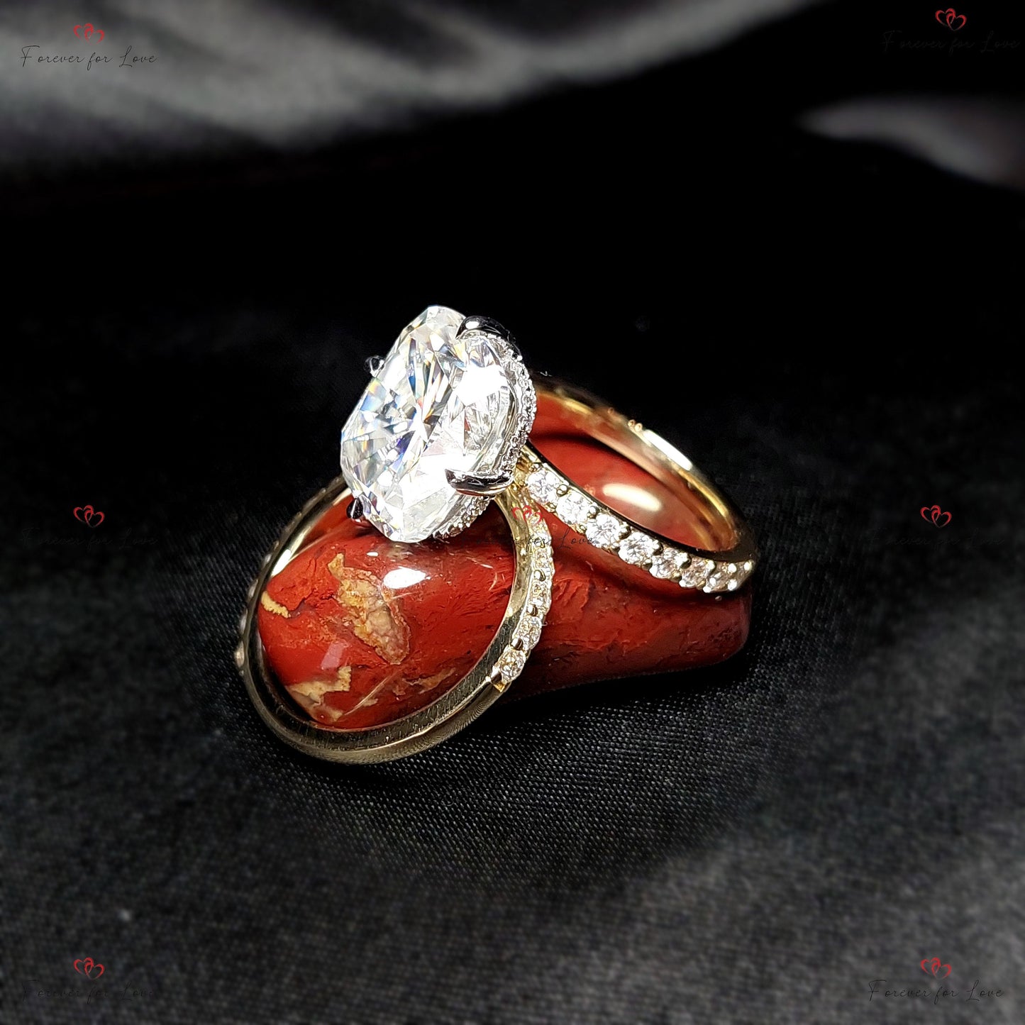 Brautset mit Kissen-Moissanit und verstecktem Halo Cushion cut Moissanite engagement ring in 935er Argentium Silber — custom handcrafted by Forever For Love